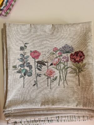 Față de masă - Jacquard roz cu carouri si flori