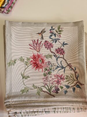 Față de masă - Jacquard roz cu carouri si flori